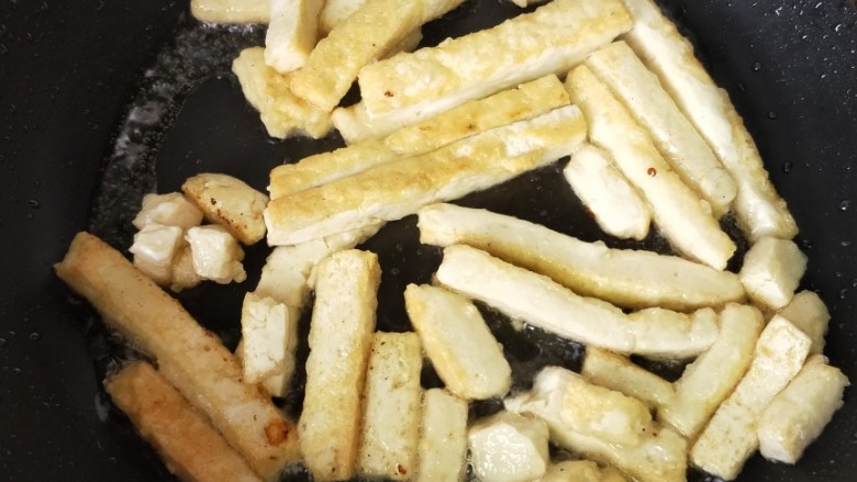 鱼香豆腐条,锅内倒入色拉油 ,烧热后下豆腐条,煎至金黄色 ,捞出控油。