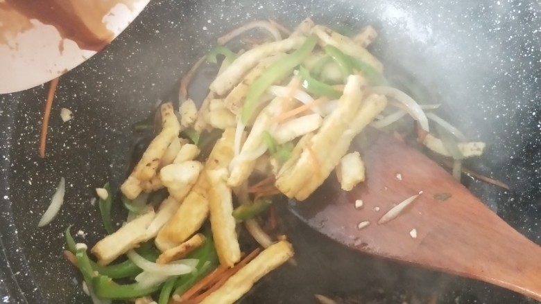 鱼香豆腐条,倒入料汁。