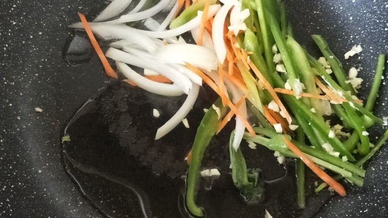 鱼香豆腐条,锅内倒入色拉油,放入蒜末和所有蔬菜丝翻炒。