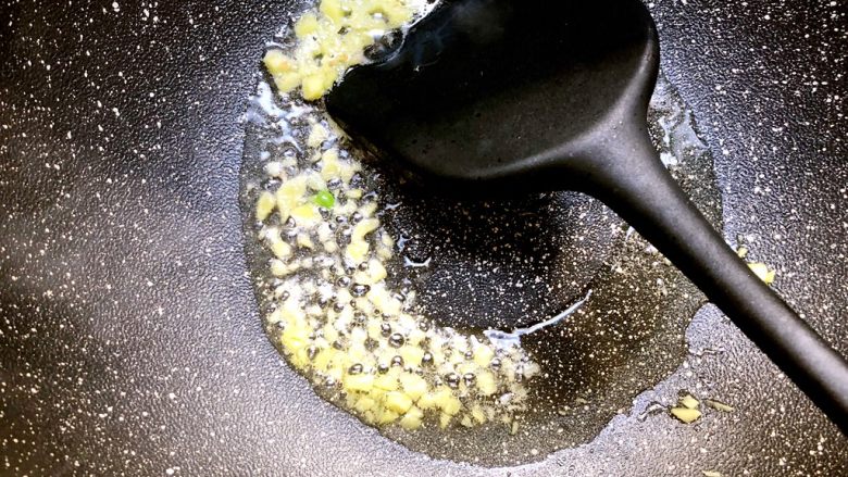冬寒菜肉末羹,热锅放少许油,加入姜末爆香