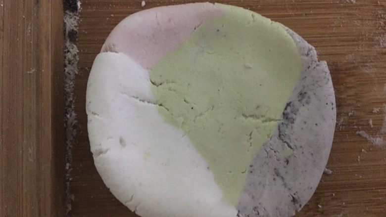 彩色紫薯大汤圆,分成一个个小剂子,搓圆压扁