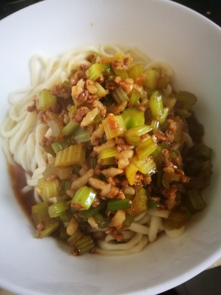 芹菜炸酱面