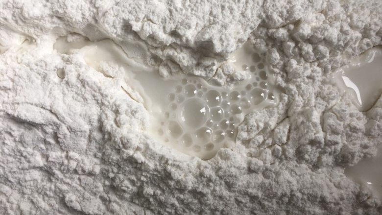 超能陆战队之萌神大白,加入适量的温水
