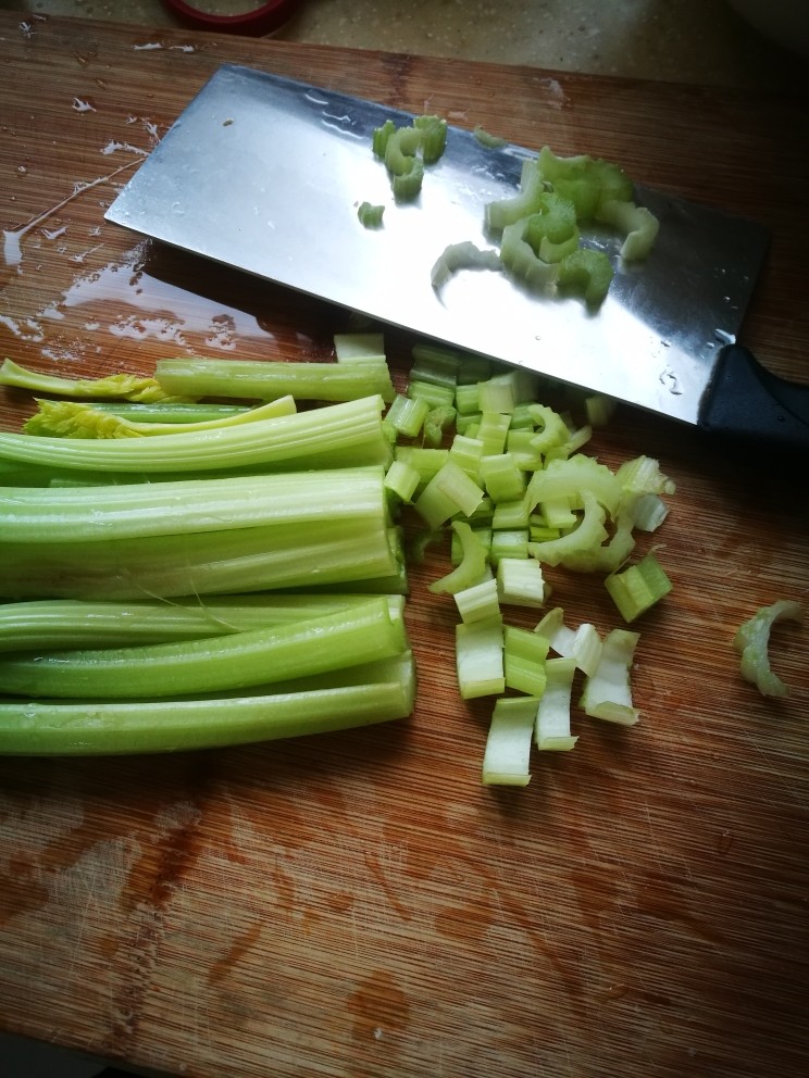 芹菜炸酱面,芹菜洗干净切小粒