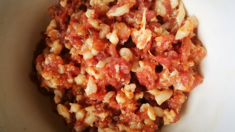 芹菜炸酱面,肉沫加姜末，生抽，腌制15分钟