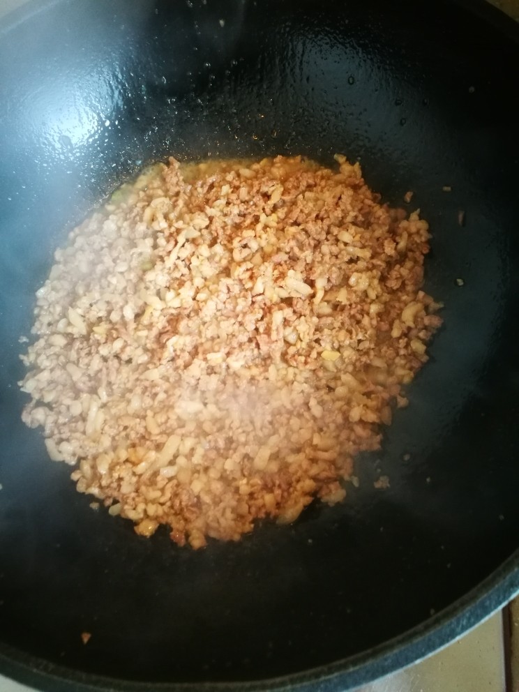 芹菜炸酱面,油（我用的橄榄油）加热，放八角，出味后，倒入肉末，进行翻炒，炒熟备用