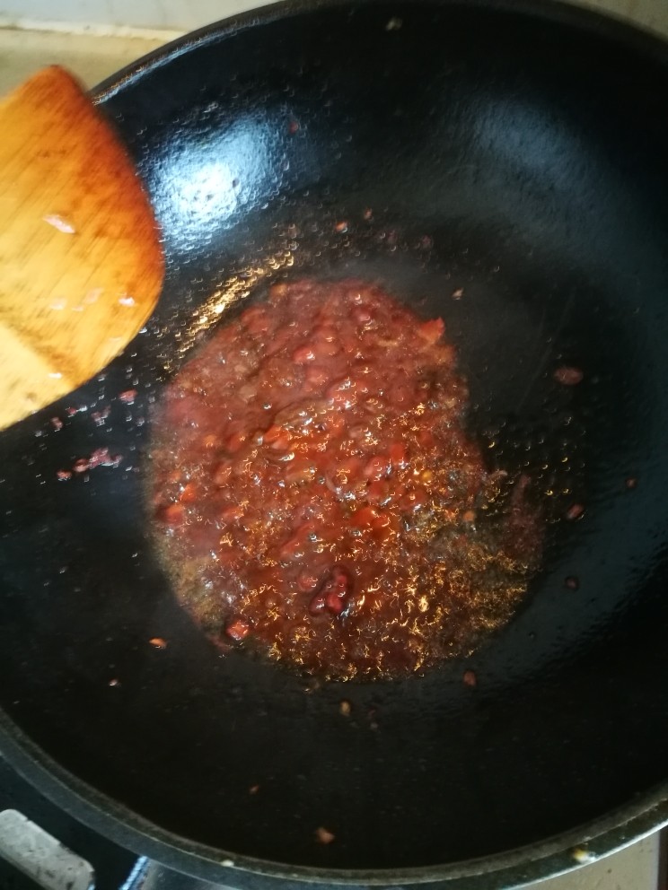 芹菜炸酱面,3_4勺黄豆酱炒一下，出味。