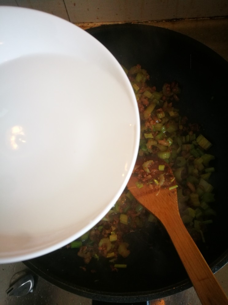 芹菜炸酱面,加一碗水。