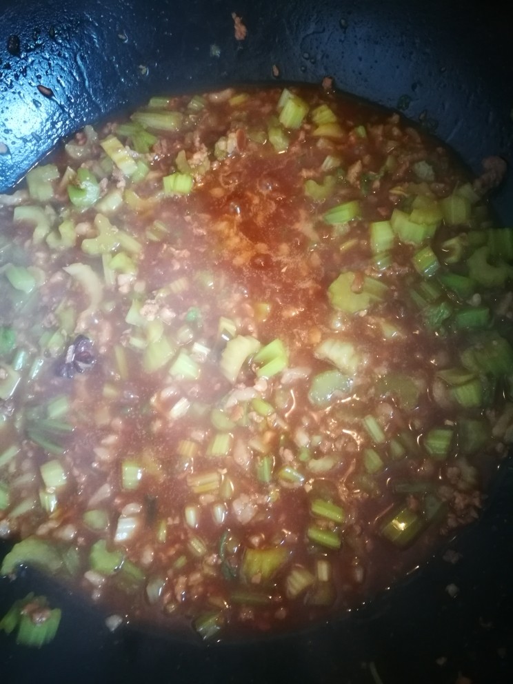 芹菜炸酱面,芹菜比较容易熟，不要炒太久。最后再加淀粉水，这样比较汤汁收好，比较浓郁。