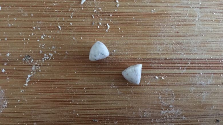 糯米灰猫爸比,捏出小耳朵和小脚丫(形状相同)
