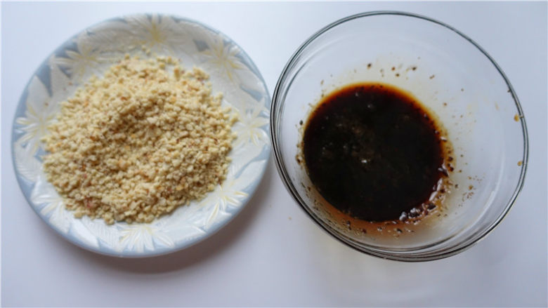 红糖年糕,花生炒香,去皮,放保鲜袋用擀面杖,压成花生碎。这个要压细一点。