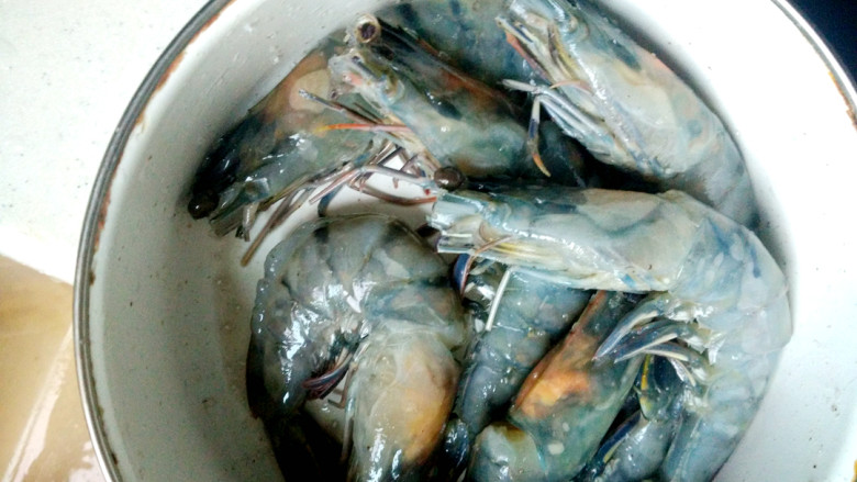 ~芝士黑虎虾,加入盐,<a style='color:red;display:inline-block;' href='/shicai/ 718'>料酒</a>,胡椒粉,腌制半小时。