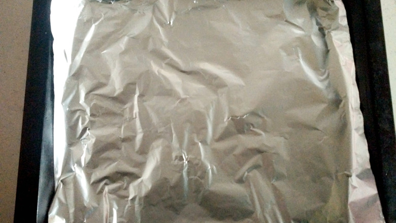 ~芝士黑虎虾,把锡纸放在烤盘上,锡纸上抹点油。