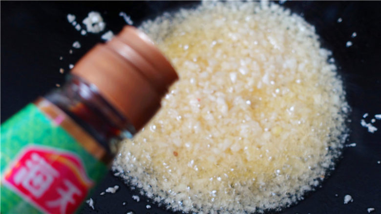粉丝蒜蓉蒸大虾,倒入蒸鱼豉油、盐、糖、水,中火煮3分钟收干汁水,做成蒜蓉调料。