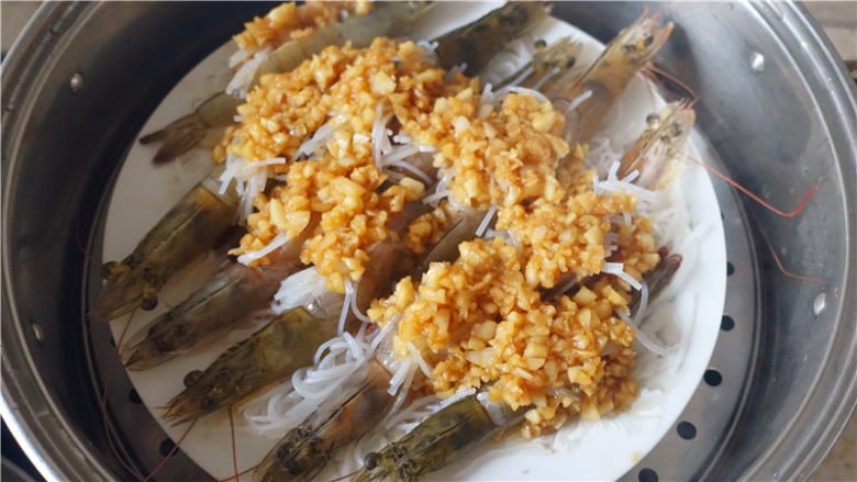 粉丝蒜蓉蒸大虾,整盘放入蒸锅,加盖蒸5分钟。