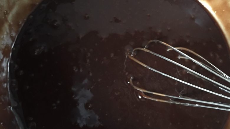 布朗尼,黄油隔化后放2个鸡蛋盐 放糖搅拌均匀加入融化的巧克力搅拌均匀