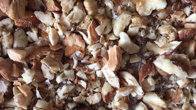 布朗尼,杏仁核桃仁擀碎