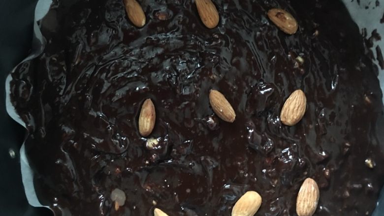 布朗尼,放上杏仁