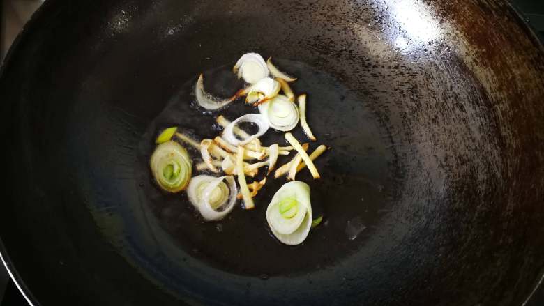 糖醋大虾,锅内放油,油热后放葱姜炒香。