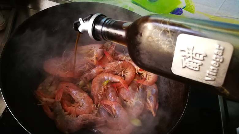 糖醋大虾, 倒入醋,醋要多放,这道菜是酸甜口,糖和醋都要多。