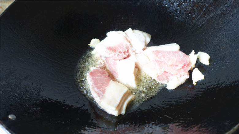 辣白菜生爆回锅肉,油烧至7成热,放入猪肉翻炒。