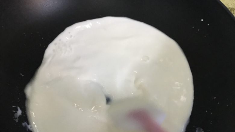 炸鲜奶,开小火煮,边煮边搅拌