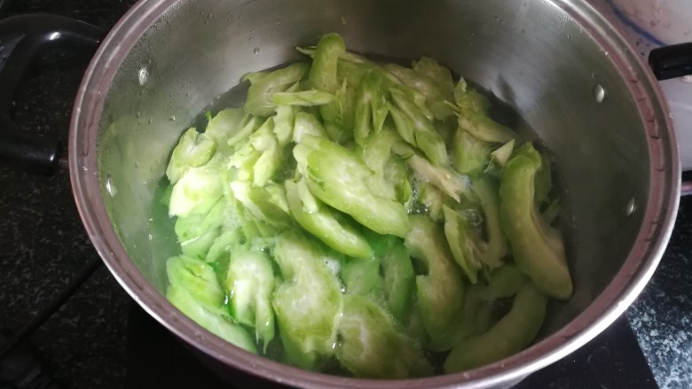 #春天的颜色#最补钙的食物,虾米炒芥菜,芥菜在开水里焯一下