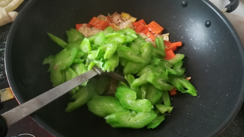 #春天的颜色#最补钙的食物,虾米炒芥菜,加入芥菜翻炒