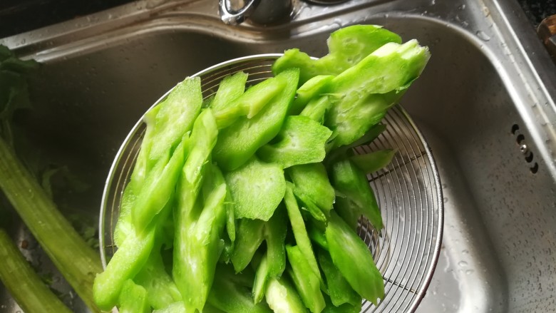 #春天的颜色#最补钙的食物,虾米炒芥菜,捞起沥干