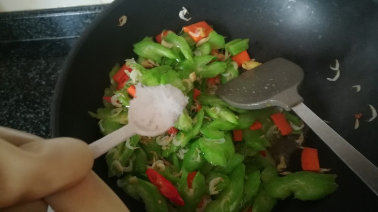 #春天的颜色#最补钙的食物,虾米炒芥菜,加入盐巴
