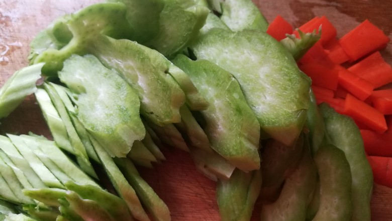 #春天的颜色#最补钙的食物,虾米炒芥菜,芥菜茎斜刀切好