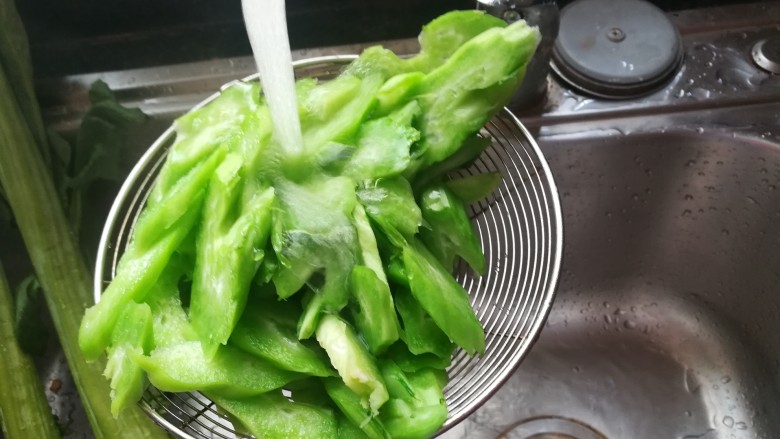 #春天的颜色#最补钙的食物,虾米炒芥菜,水里冲一下,保持绿色