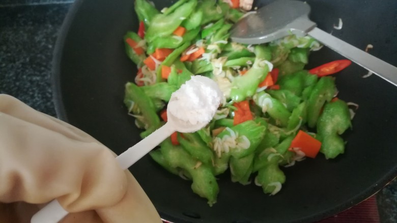 #春天的颜色#最补钙的食物,虾米炒芥菜,加入味精