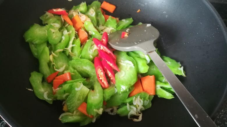 #春天的颜色#最补钙的食物,虾米炒芥菜,加入红辣椒翻炒,这中间可以洒少量水,以防粘锅,我来不及拍照了。