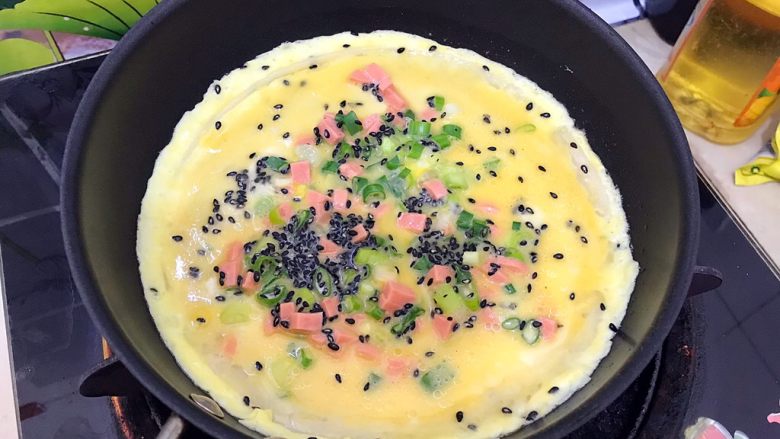 黑芝麻鸡蛋煎饼,营养全面超简单超快手!,待鸡蛋液差不多凝固