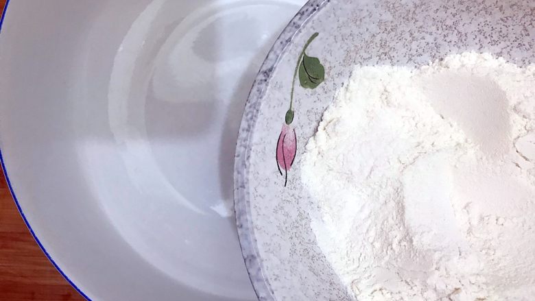 黑芝麻鸡蛋煎饼,营养全面超简单超快手!,取一大碗,倒入面粉