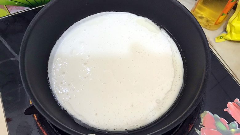 黑芝麻鸡蛋煎饼,营养全面超简单超快手!,倒入一半的面糊,晃动锅子,使面糊成圆形