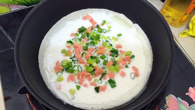 黑芝麻鸡蛋煎饼,营养全面超简单超快手!,并撒入一半的火腿肠和小葱