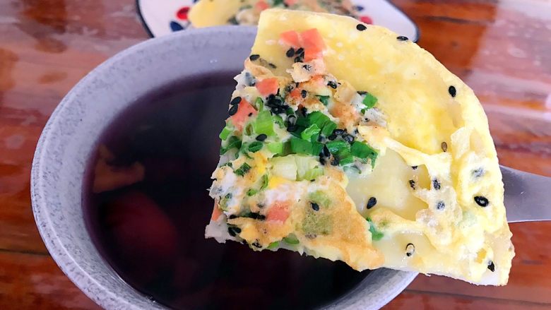 黑芝麻鸡蛋煎饼,营养全面超简单超快手!,切开,来个近景,开吃