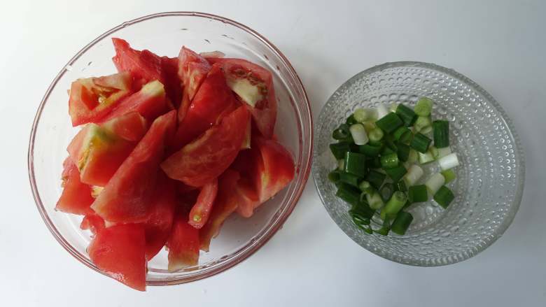 番茄炒鸡蛋,将番茄切成滚刀,<a style='color:red;display:inline-block;' href='/shicai/ 3250'>葱</a>切成小节,备用。
