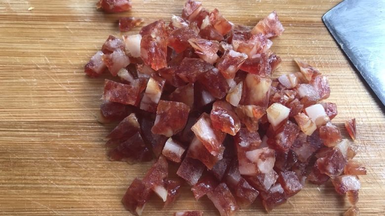 腊肠黄金炒饭,再切成粒。