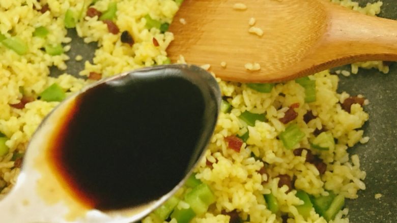 腊肠黄金炒饭,加入少许<a style='color:red;display:inline-block;' href='/shicai/ 788'>生抽</a>,不要太多了。