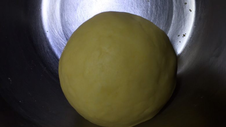 玛格利特小饼干,用刮刀翻拌加切拌手法和匀至无干粉状态并整理成团,忌画圈搅拌、忌用力按压,刚和好时比较散,要耐心的团成团,忌用力挤压面团,团成团后包上保鲜膜放入冰箱冷藏一小时以上