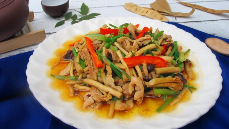 茶树菇炒肉丝,美味就完成啦!
大家喜欢我的菜谱记得点赞和收藏哦!欢迎评论留下您的宝贵意见!
谢谢啦!