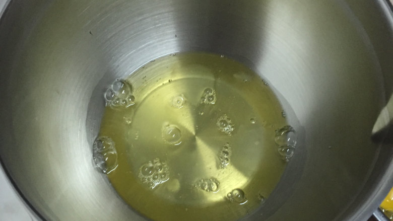7寸中空戚风蛋糕,
将蛋黄蛋清分离,蛋清放入无水无油的容器中,放入冰箱冷藏备用。
