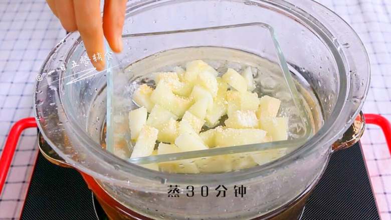 川贝蒸雪梨,买的新疆雪梨超级甜,蒸熟的梨甜的有点齁人,一点吃不出川贝的微苦。也就没有加冰糖,如果雪梨没这么甜,建议少加点冰糖,好入口。