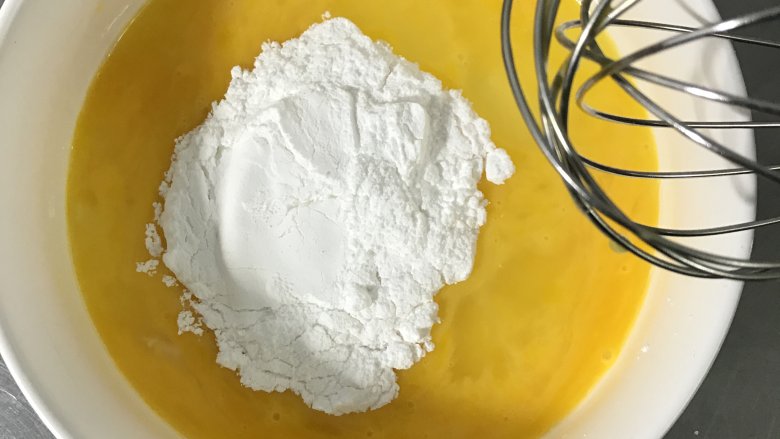 可可毛巾卷,加入细砂糖,充分搅拌均匀。