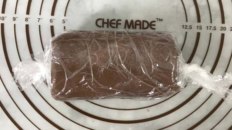 可可毛巾卷,将饼皮从左至右卷起,用保鲜膜包起,放入冰箱定型1个小时以上。
