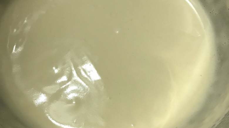 卡通小蛋糕,打蛋器转低速整理一下蛋液气泡。