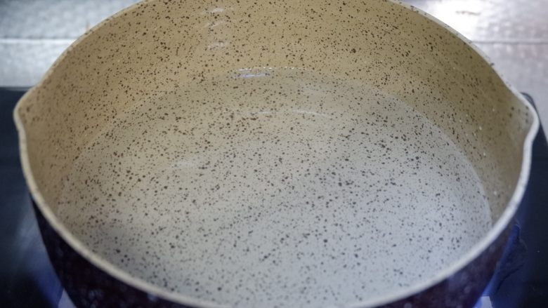 黄芪虾皮萝卜汤,锅内加入水，